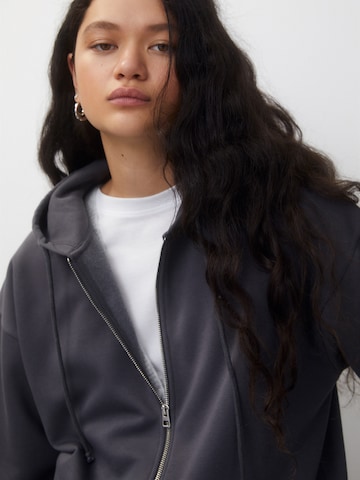 Pull&Bear Sweatjacke in Grau