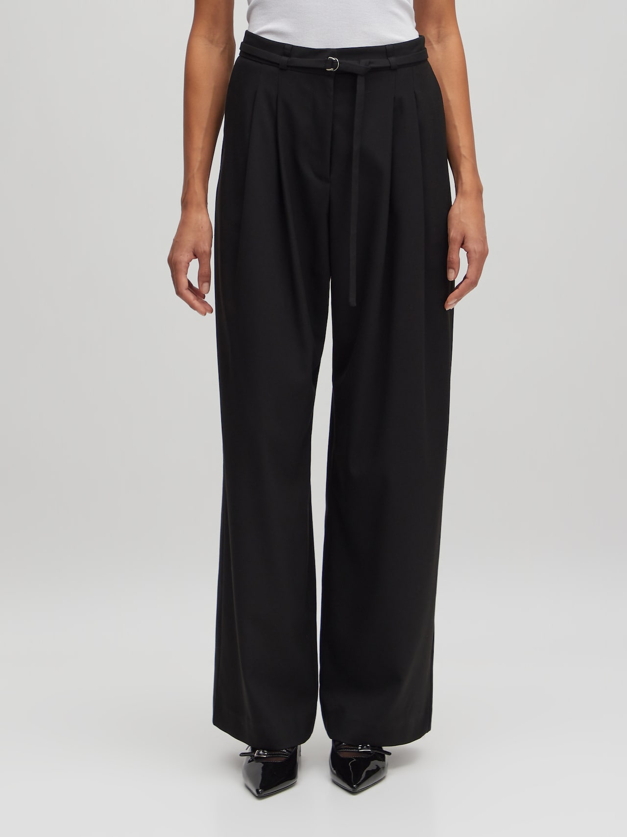 EDITED Pantalon à plis 'Elna' noir