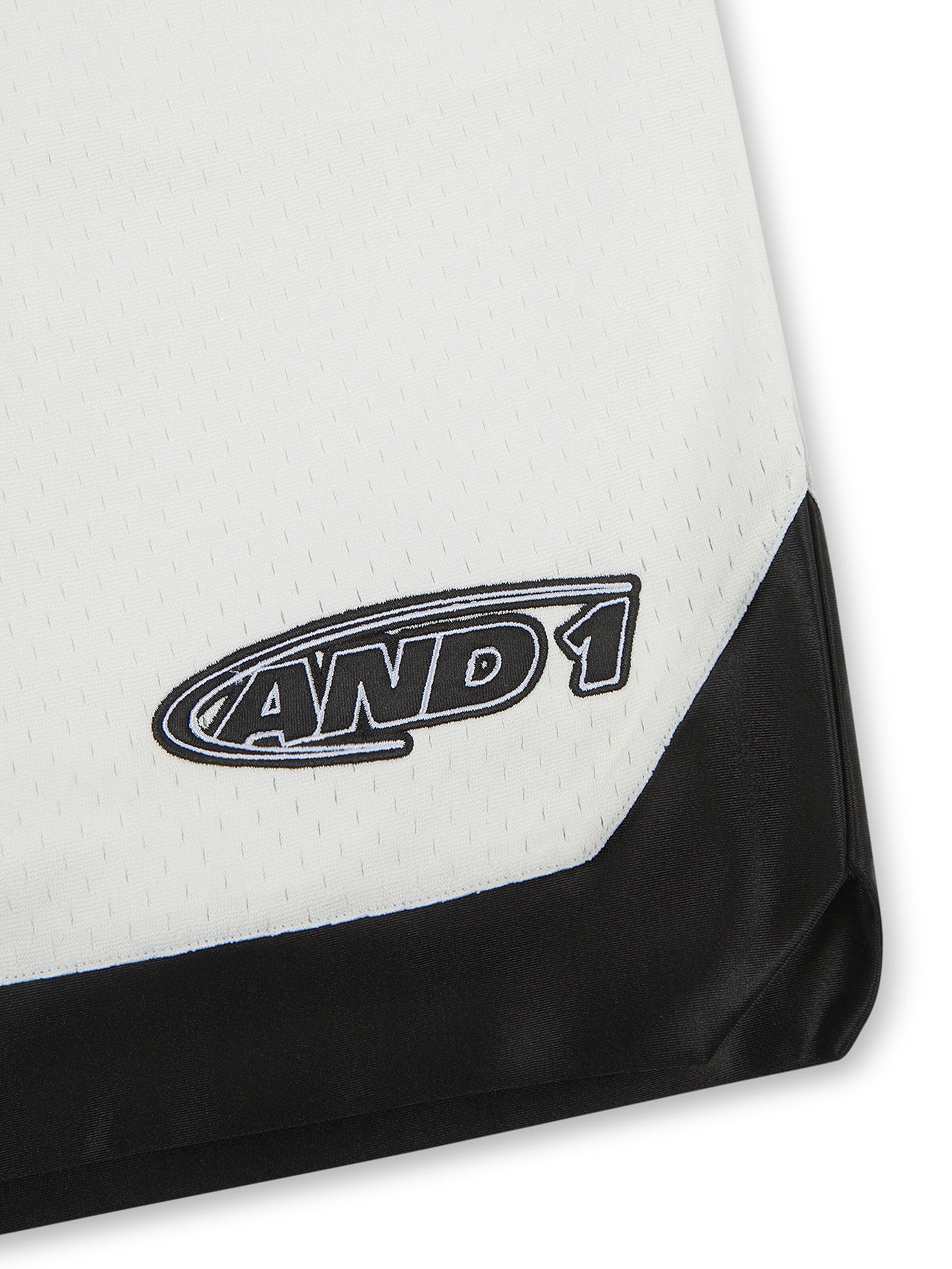 AND1 Regular Shorts in Weiß