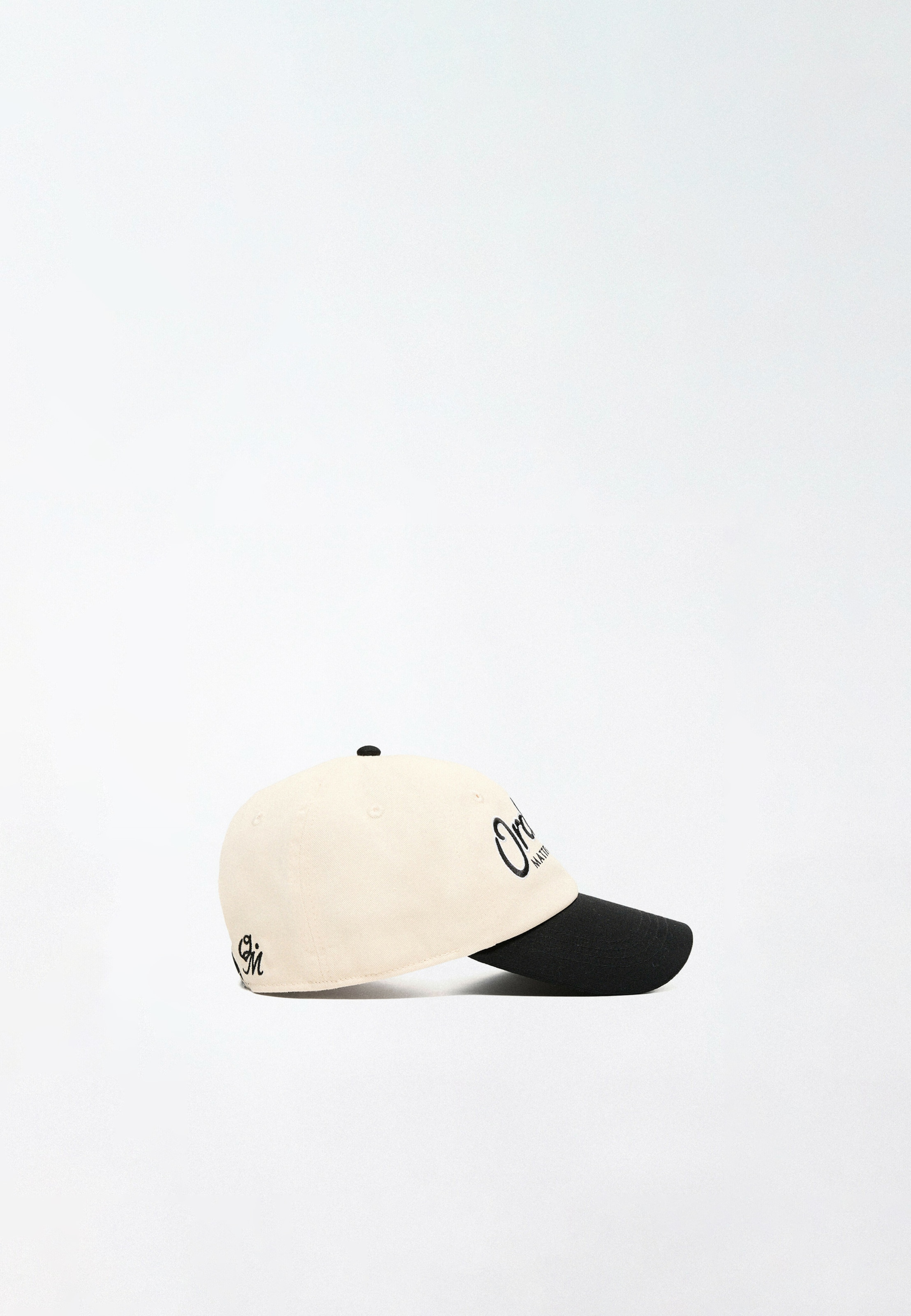 Bershka Kšiltovka 'ORDINARY' – bílá