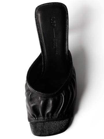 L37 HANDMADE SHOES - Zapatillas de casa 'SUNLIGHT BETWEEN OUR HANDS' en negro