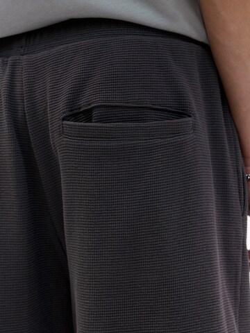 Pull&BearLoosefit Hlače - siva boja