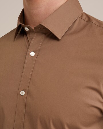 Slim fit Camicia di WE Fashion in marrone