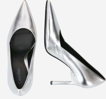 sudrabs Calvin Klein Augstpapēžu kurpes 'GEO'