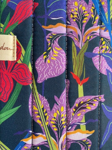 Borsa per il bucato 'Quilted Small ‘Butterfly Garden’ in Navy Cobalt Toiletry Bag Make-up Bag' di Marylène Madou in blu