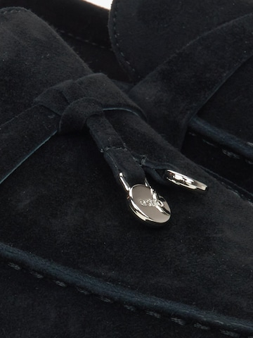 Estro Classic Flats in Black