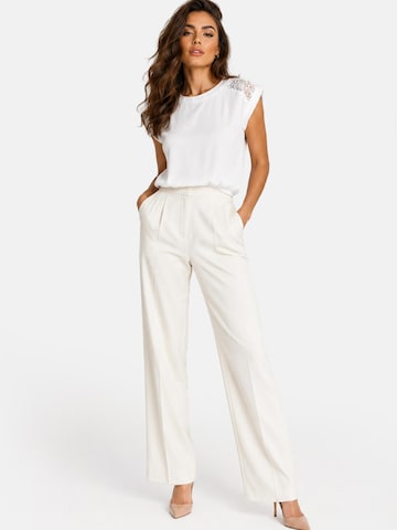 REGINA FASHION - Camiseta 'Blouse - Boat neckline lace' en blanco