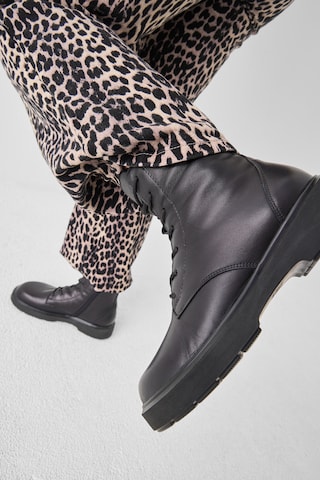 WALDLÄUFER Stiefelette in Schwarz