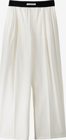 Bershka Wide leg Pleat-Front Pants in White: front