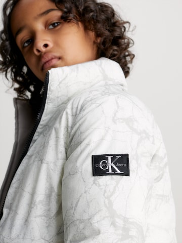 Calvin Klein Jeans Vinterjakke 'Reversible Marble AOP' i grå