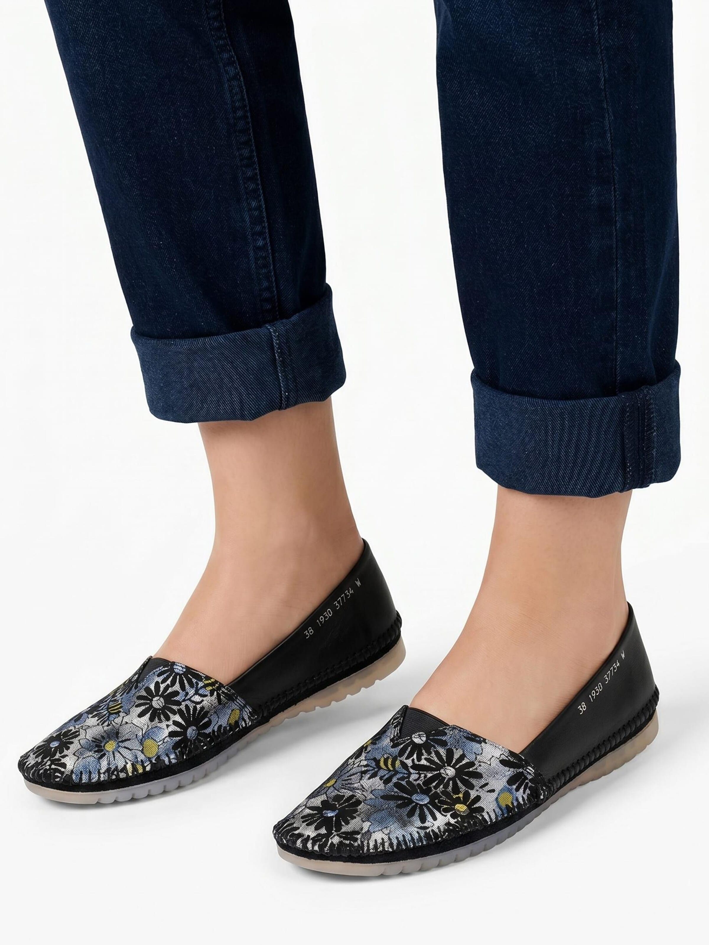 Maciejka Slip-ons in Black: front