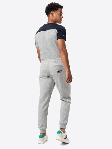 Effilé Pantalon 'Code' Superdry en gris