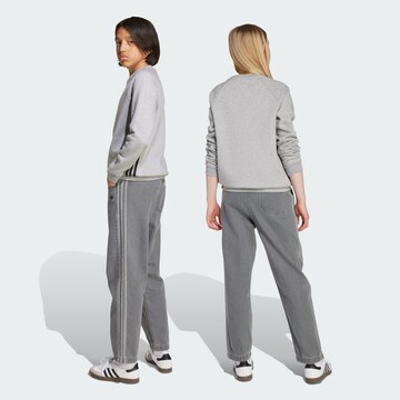ADIDAS ORIGINALS Свободный крой Джинсы в Серый