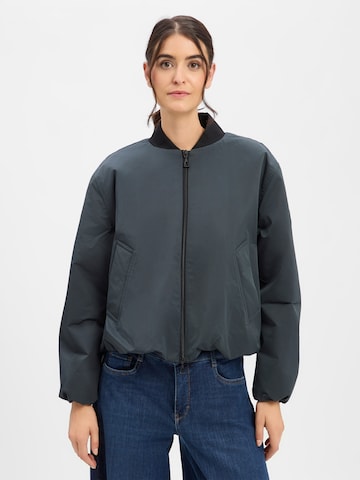 Amber & June Between-Season Jacket in Green: front