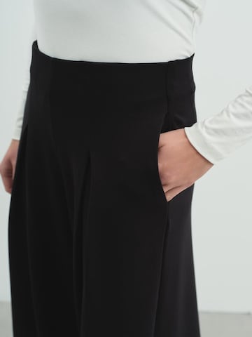 C&City Wide leg Pleat-front trousers in Black