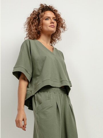 TESSITA Oversized Shirt in Green: front