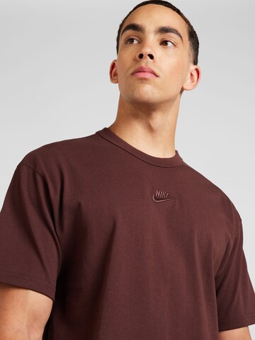 Nike Sportswear Μπλουζάκι 'Premium Essentials' σε καφέ