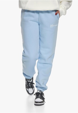 Dropsize Tapered Broek in Blauw: voorkant