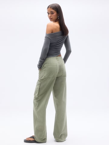 Loosefit Pantalon cargo Pull&Bear en vert