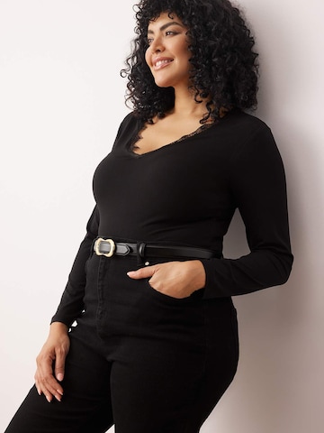 Body Trendyol Curve en noir : devant