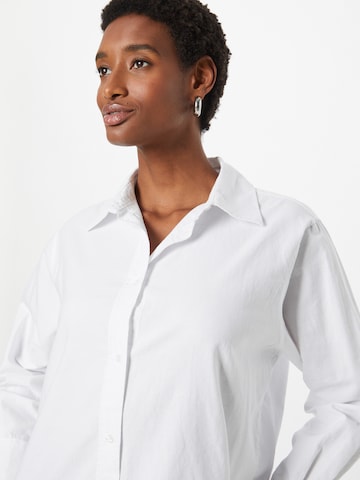 Gina Tricot - Blusa 'Jess' em branco