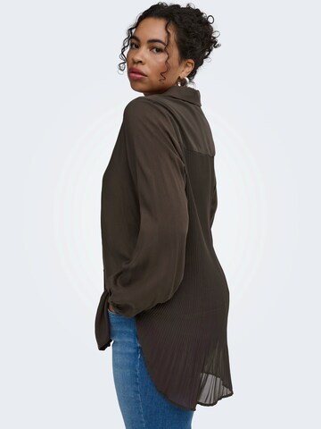 ONLY Carmakoma - Blusa 'CARFREYJA' en marrón