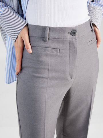 regular Pantaloni con piega frontale di Monki in grigio