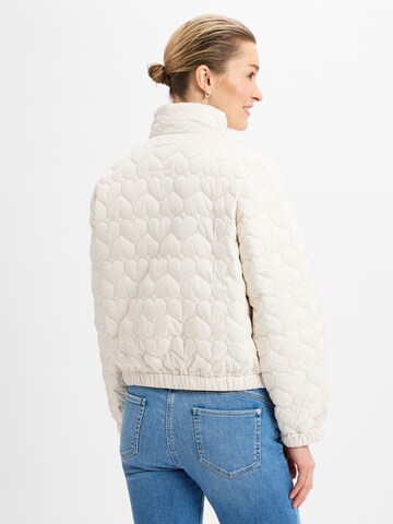Marie Lund Between-season jacket in White