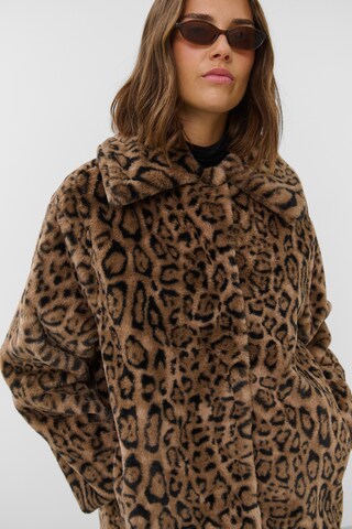 SOAKED IN LUXURY Tussenmantel in Bruin