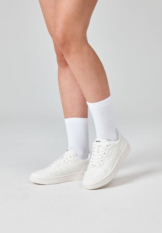 SNOCKS Sneakers in White: front