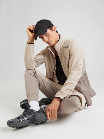 On Sportsjakke i beige