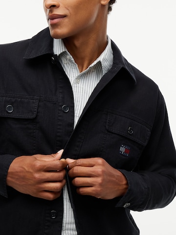 Veste mi-saison 'Essential' Tommy Jeans en noir