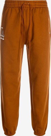 Loosefit Pantalon de sport NEW ERA en marron : devant