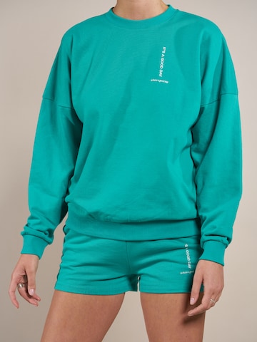 ABOUT YOU x Laura Giurcanu Sweatshirt 'Luca' in Groen