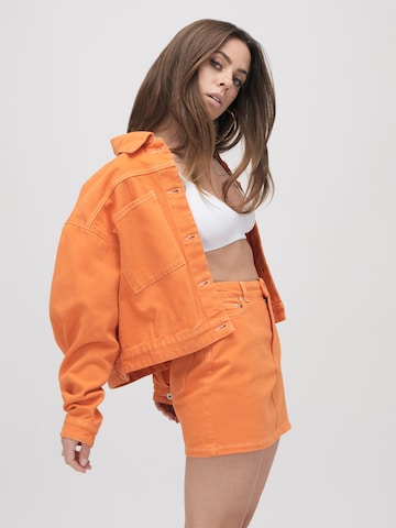 ABOUT YOU x VIAM Studio Jacke 'GEORGE' in Orange: predná strana