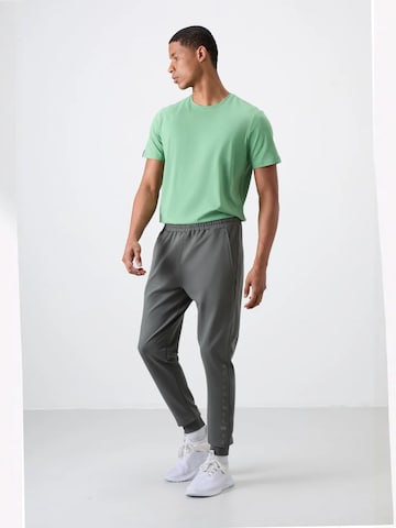 Effilé Pantalon de sport Tommy Life en gris