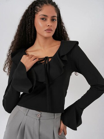 Bigdart Blouse in Black: front