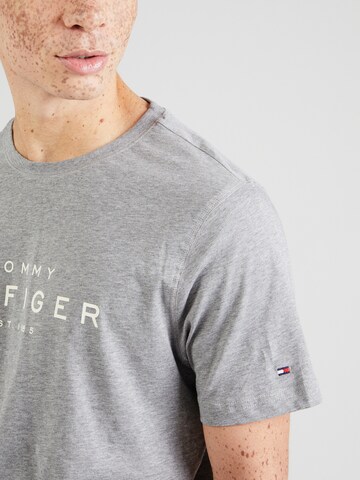 Maglietta di TOMMY HILFIGER in grigio