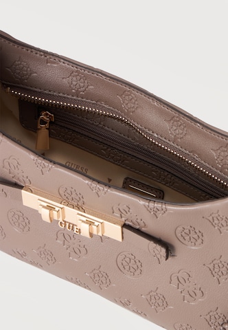 GUESS Τσάντα ώμου 'Carmella' σε καφέ