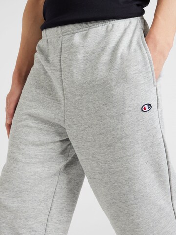 Champion Authentic Athletic Apparel Tapered Broek in Grijs