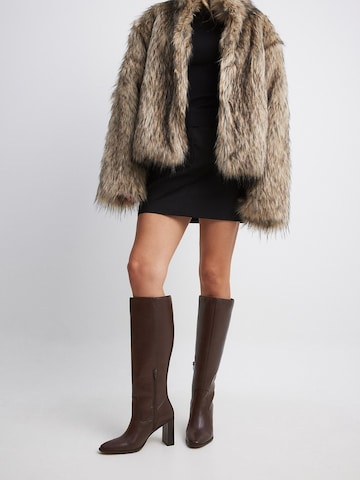 NA-KD Stiefel in Braun