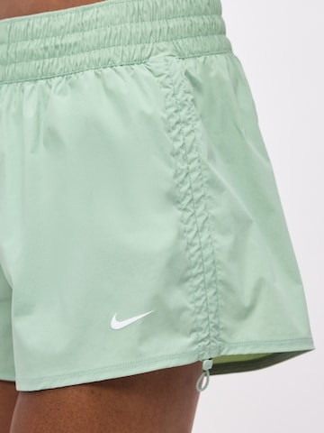 NIKE Широка кройка Спортен панталон 'One' в зелено