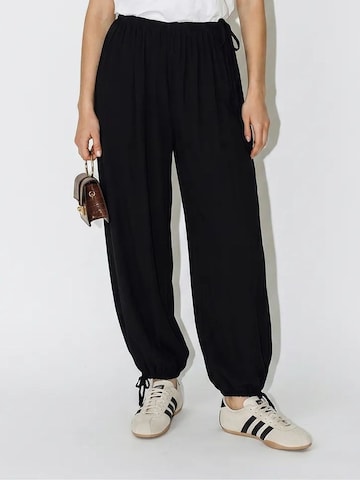 Effilé Pantalon Bianco Lucci en noir : devant