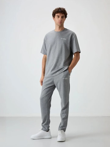 Tommy Life - Fato de desporto em cinzento: frente