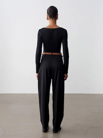 Dilvin Regular Trousers in Black