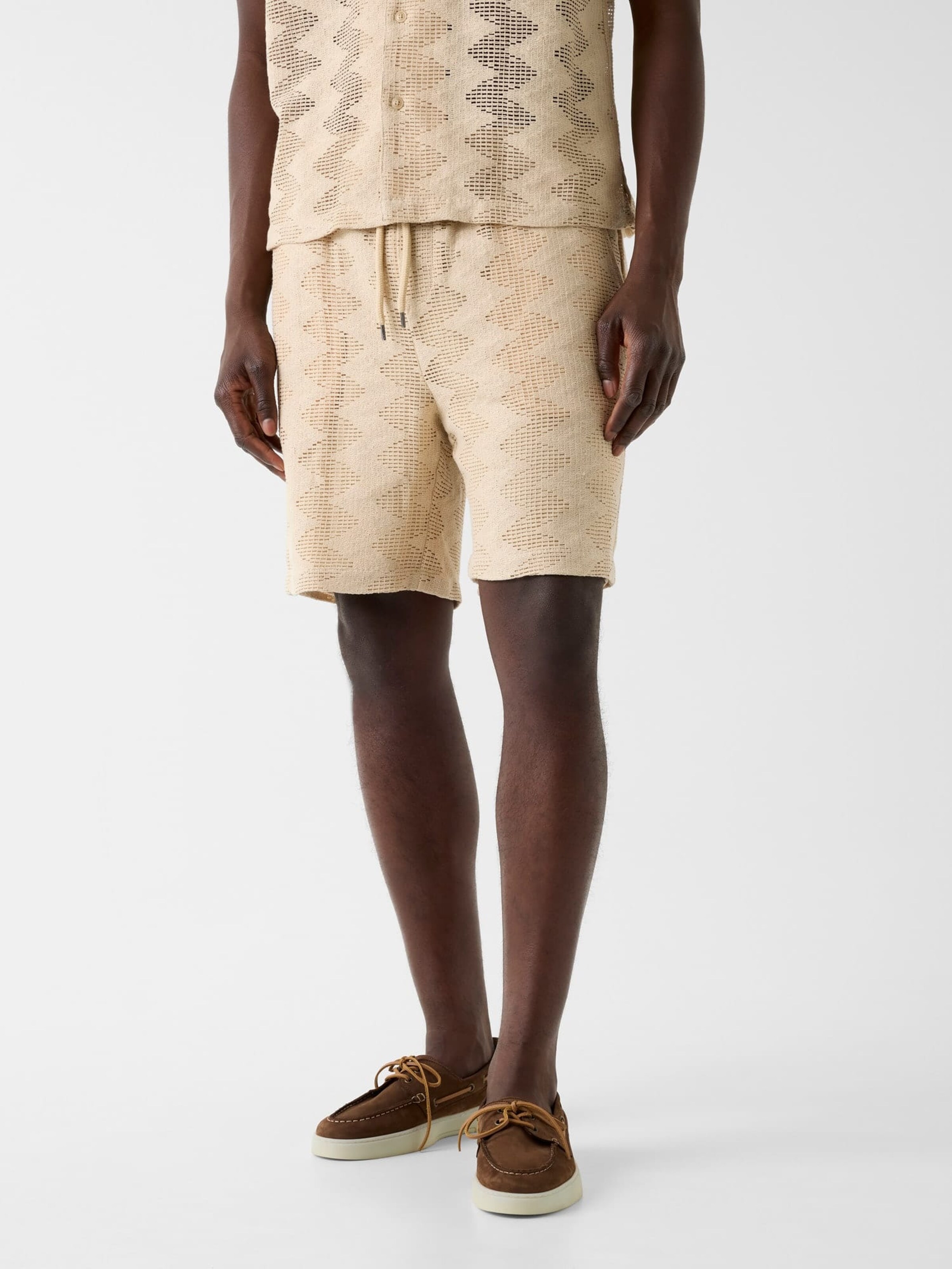 GUESS Regular Pants in Beige: front