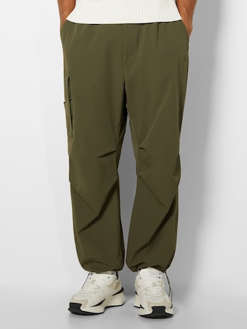 Tapered Pantaloni cu buzunare de la Bershka pe verde: față