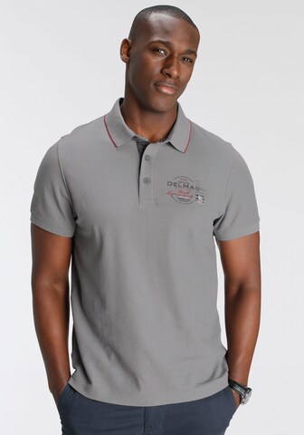 DELMAO Shirt in Grau: Vorderseite