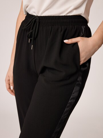 Quiosque - regular Pantalón en negro