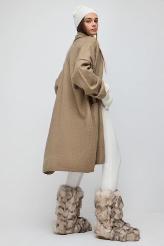No Matter What Strickmantel in Beige